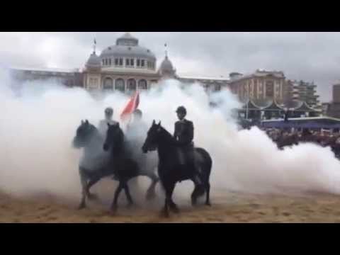 Cavalerie traint op Scheveningen voor Prinsjesdag
